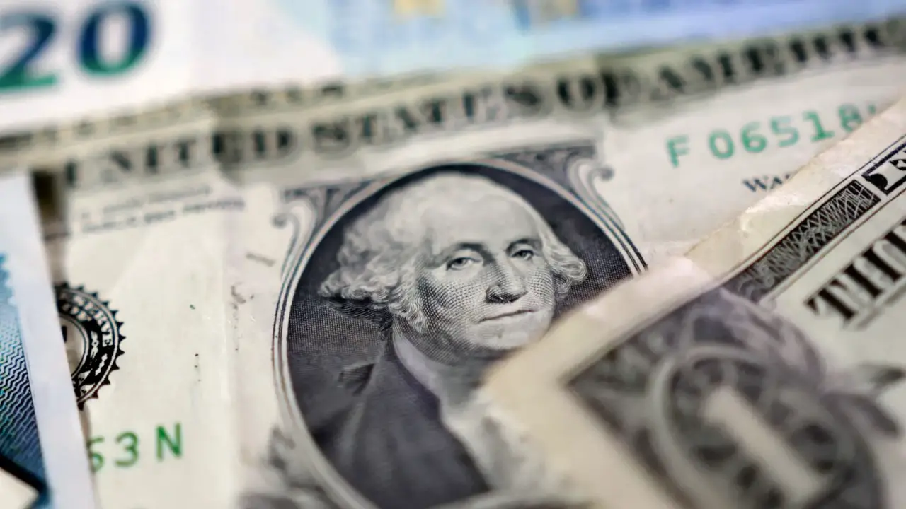 تذبذب سعر صرف الدولار مقابل الدينار العراقي في تعاملات الخميس 9/4/2026